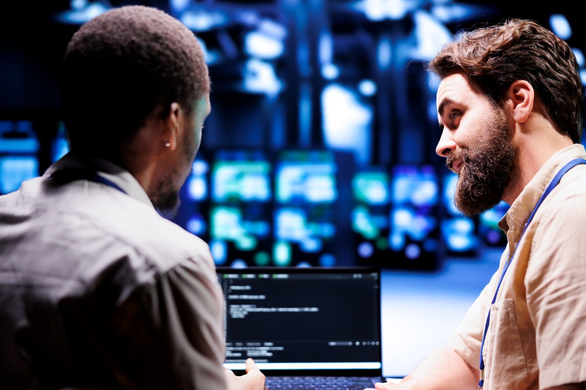 Les collègues mettant à jour les serveurs de lame, écrivant des scripts de code binaire complexes sur le terminal pour ordinateur portable.