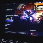 un écran d'ordinateur avec un logo League of Legend
